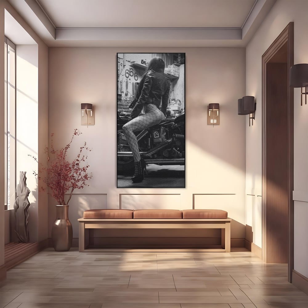 Tablou canvas cu tablou canvas cu femeie pe motocicleta, in rama de aluminiu negru